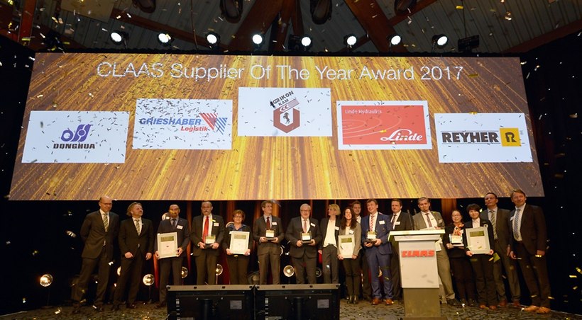 Finish: After the award ceremony, all the winners assembled on the stage. -